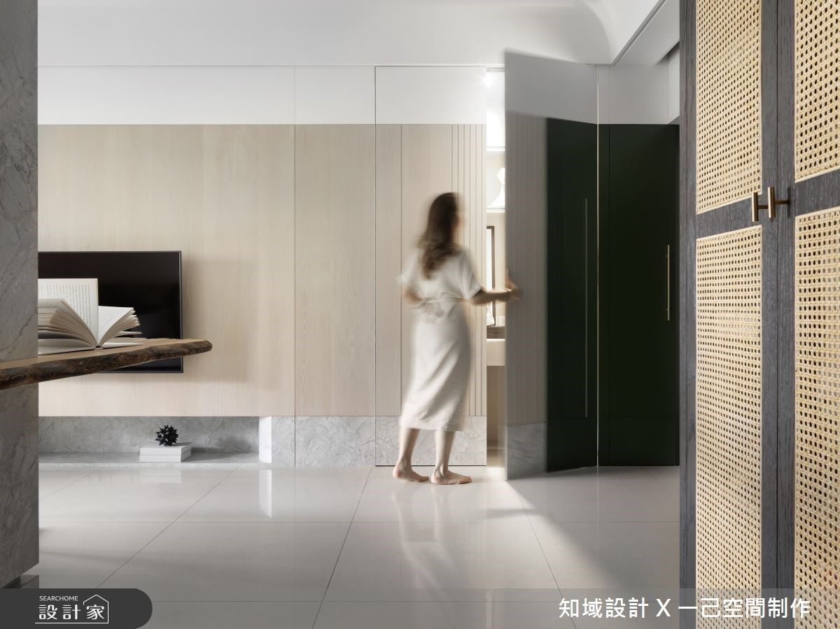 隱形設計把繁雜收納變不見！藤編與木皮編織現代風住宅的悠哉感