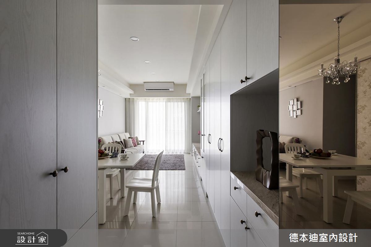 壁紙營造風格、收納櫃展示記憶！25 坪的溫馨小家