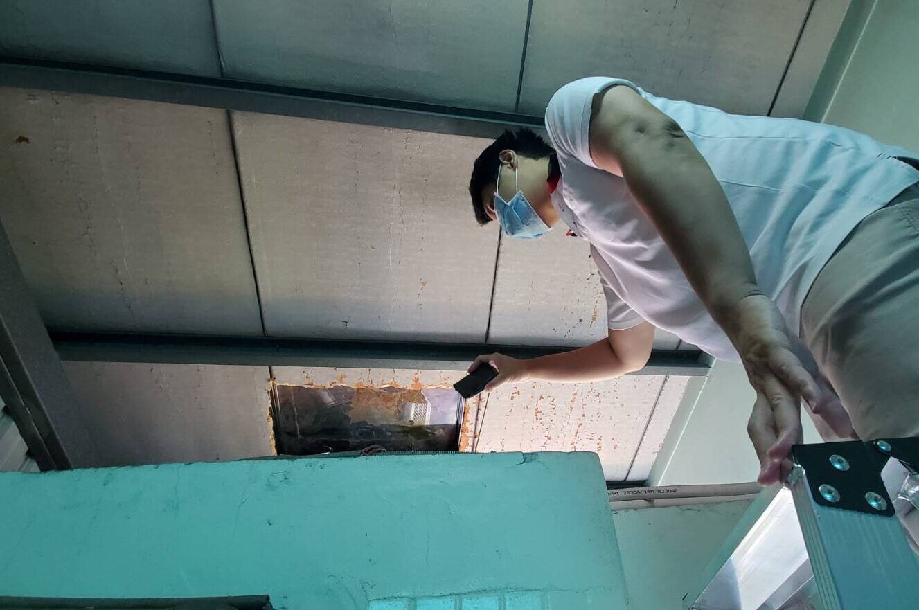 信義房屋中和秀山店專案經理姜伯平細心幫屋主檢測漏水，屋主對他的專業都印象深刻。