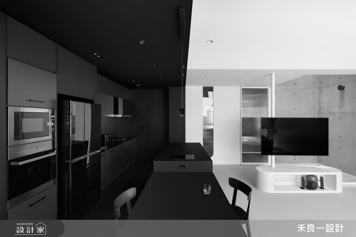 以色塊取代輕隔間！黑與白創造無界廳區，從天花到櫃體的弧形設計讓透天...