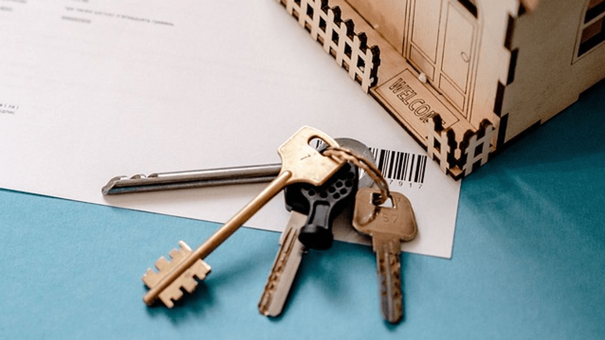 有網友在PTT發文表示，近期家人留下的45年老透天，有從事土地開發的朋友想以2100萬收購，猶豫是否該出售。（示意圖／取自pixabay）