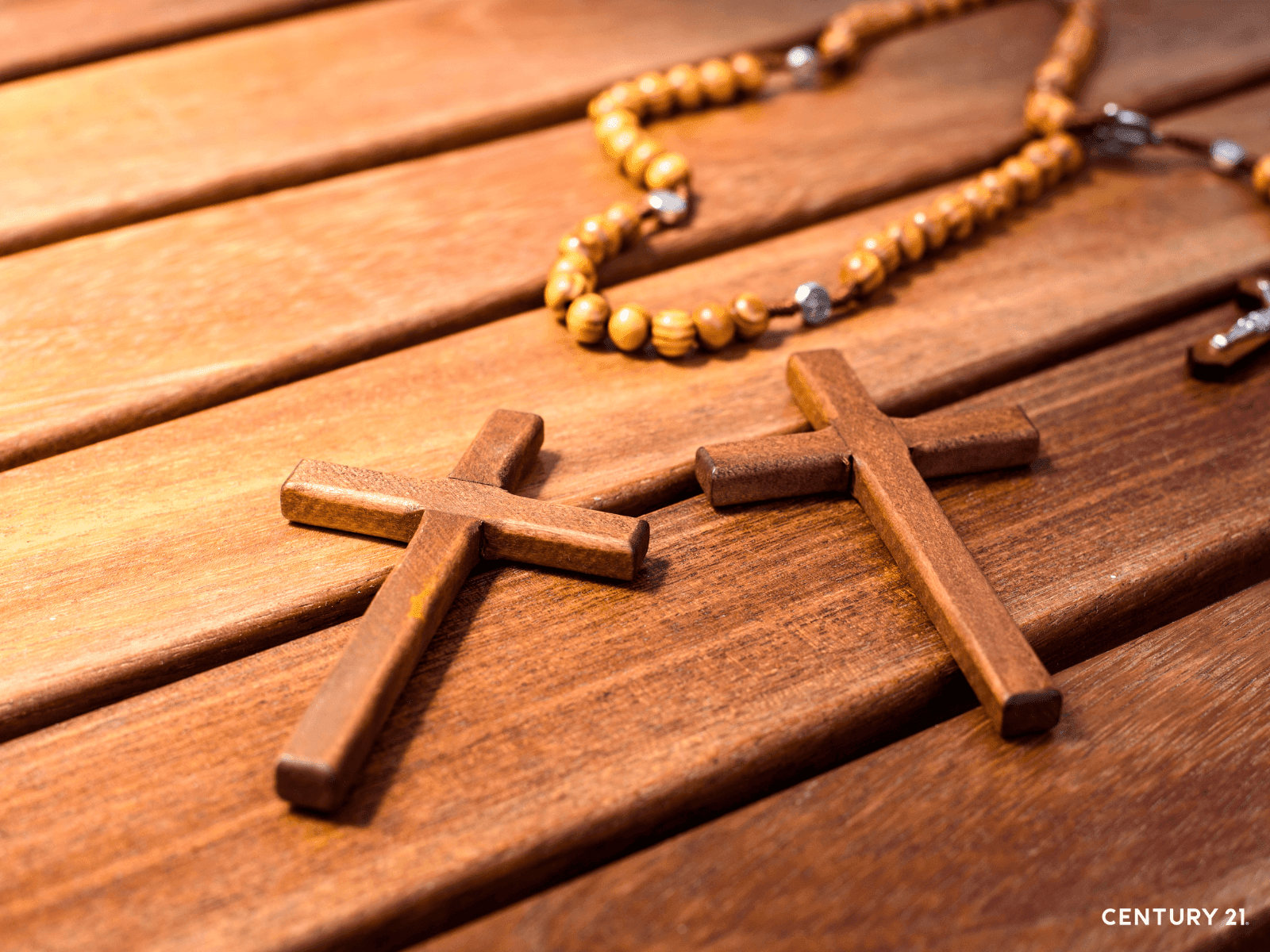 攜帶趨吉避凶小物：例如紅包、五帝錢、平安符、粗鹽、艾草、十字架等。（圖片來源_21世紀不動產）