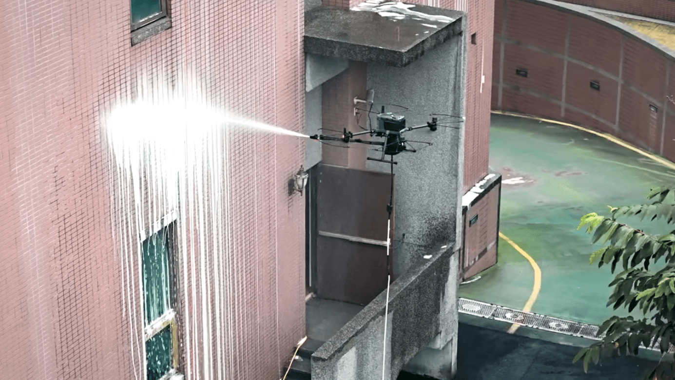 信義房屋「社區幫」近期導入無人機外牆清洗服務，可大幅降低人員高空作業的風險，面對外牆死角更可彈性處理。（圖片來源：信義房屋）