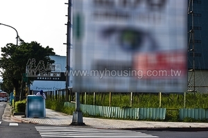 麻煩製造者！　高雄市拆廣告鷹架