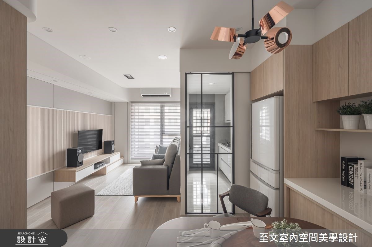 北歐新婚小宅首推！玻璃屋廚房X莫蘭迪粉主臥X木紋收納櫃 讓空間自然放大...