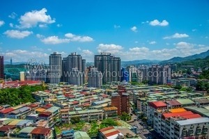 頂樓加蓋的違建正在崩解中