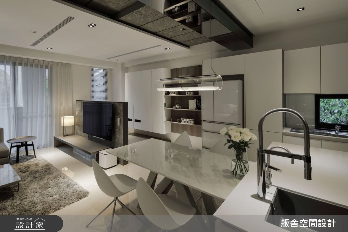 玻璃隔間與露台景觀的內外交織！掌握灰階美學的時尚透天別墅