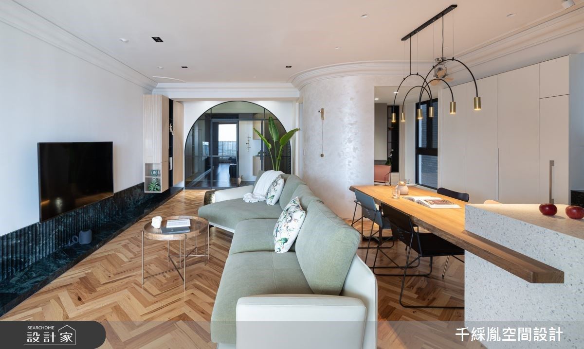 穿越夢幻圓拱門來到室內設計師的家！二進玄關、獨立貓屋、多功能房全都...