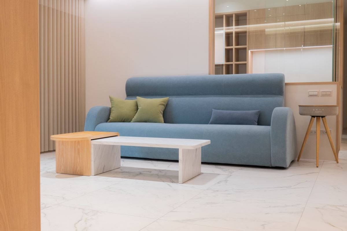 一屁股把沙發做凹了？3 個沙發購買撇步與保養程序讓你買貨不踩雷