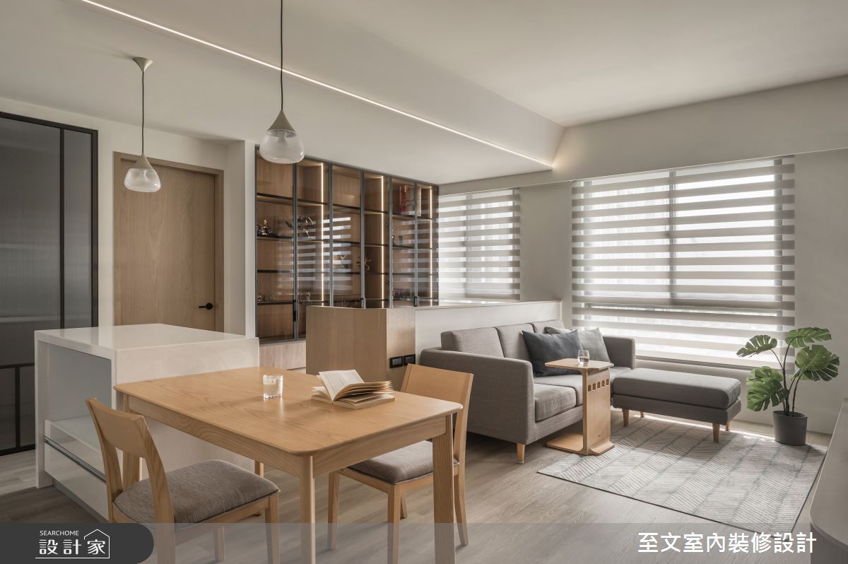 客餐廳、書房和廚房相鄰，木質簡約風讓家個性好住