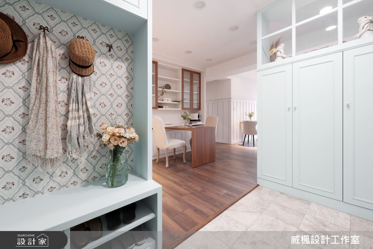 無壓的英式鄉村居家，以風格玄關、隱藏設計、明亮浴室及Walk-in更衣室，...