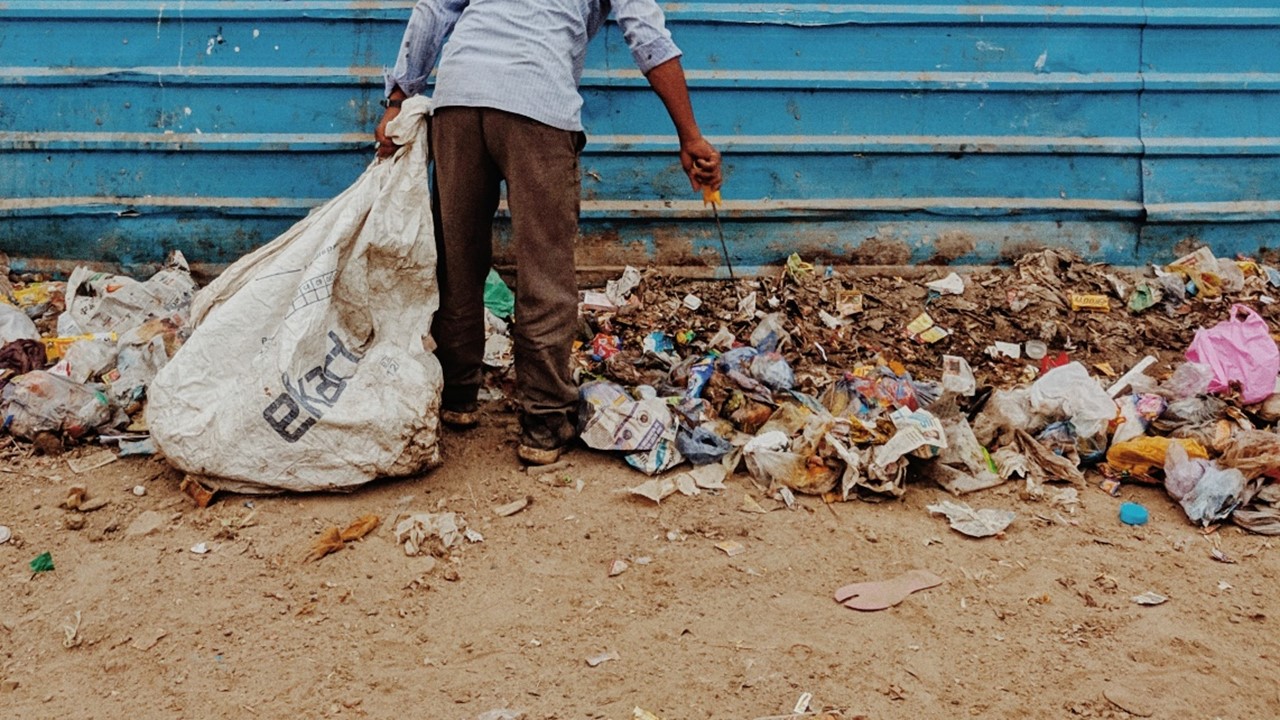 回收嬤躺門口！想關心遭勸阻  鄰居揭身分糗爆：小丑是自己