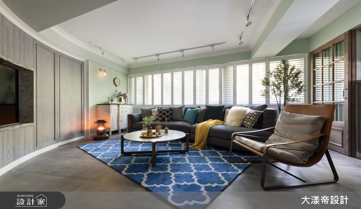 弟弟的環抱客廳！老屋變身湖水綠的型男美式宅