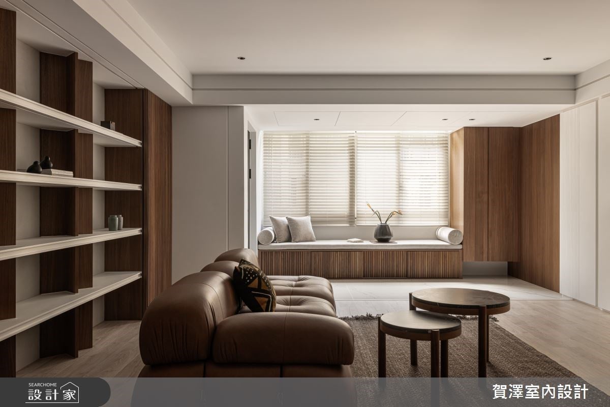 沉靜人心的木質調退休宅邸，玄關臥榻注入悠閒步調，日光照亮寬敞客廳與...