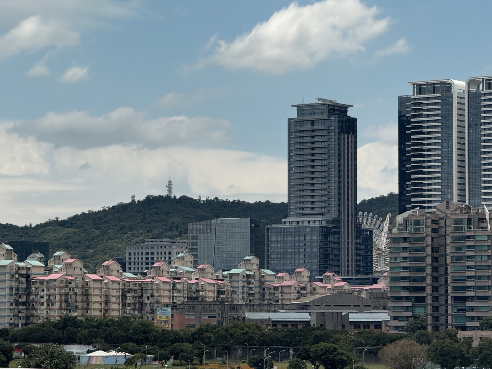 中古屋雖然屋齡高，但生活機能完備，是投資客買入投資收租標的。若有都更，又能讓房屋價值翻倍。(圖片來源藍浩勻)
