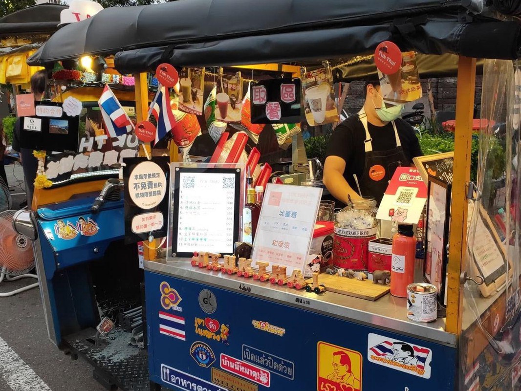 中壢夜市泰式奶茶攤藏身嘟嘟車！常客接手三年 穩定經營凝聚客群口碑