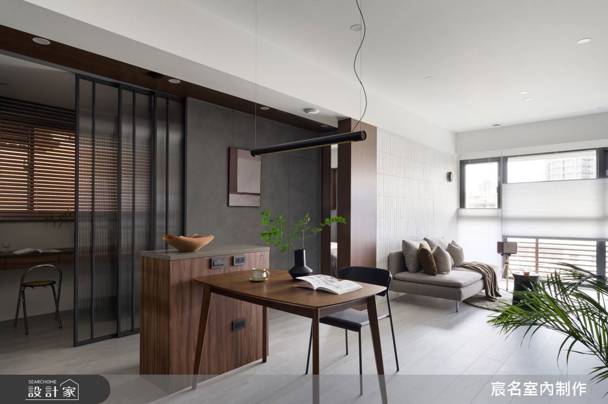 20坪2人世界，用日式無印揉合現代侘寂，清新客廳、時尚中島餐廳，宛若日...