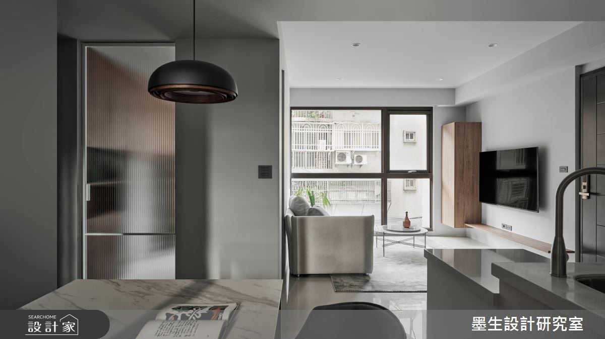 現代簡約質感美宅：融入綠植栽，高級灰與木質調完美搭配，滿足工程師下...