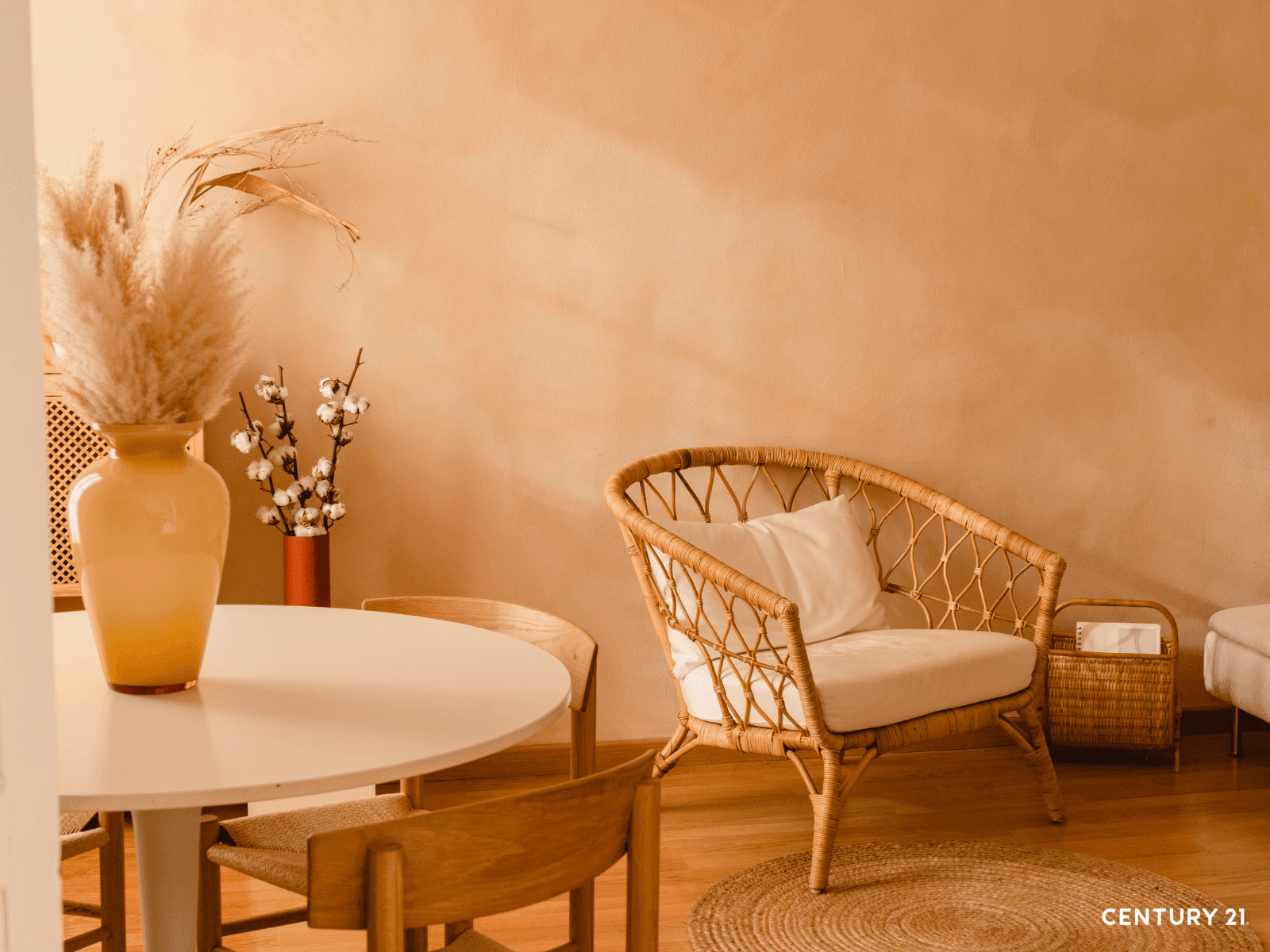 在家具選擇上，建議優先考慮金屬、玻璃、竹、藤等材質。（圖片來源_21世紀不動產）