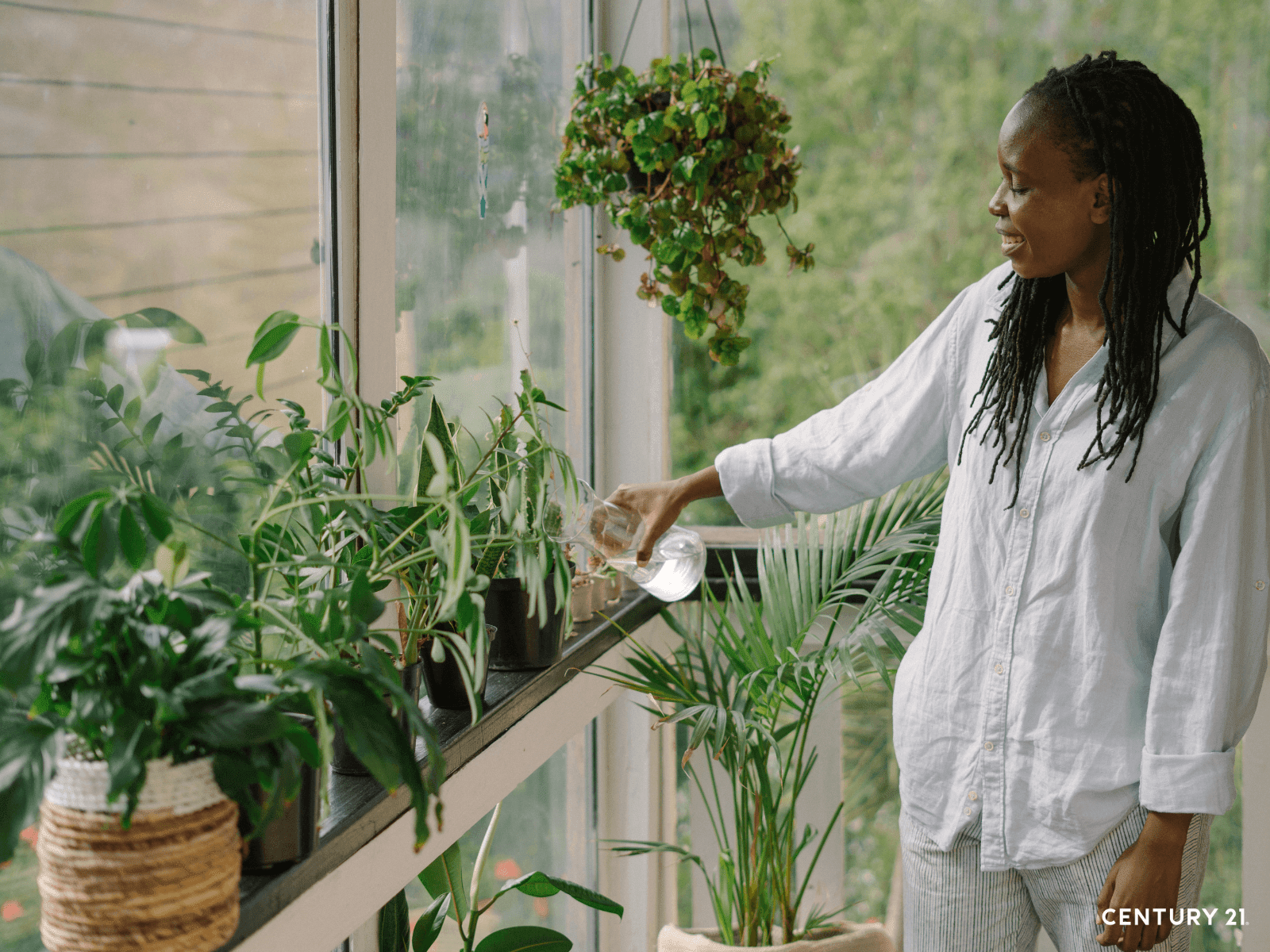 選擇一些盆栽綠植或鮮花擺設於室內不僅能美化環境，對身心健康亦有益。（圖片來源_21世紀不動產）