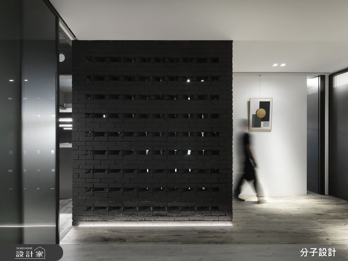 跳脫純白辦公室刻板印象！多層次黑色工作空間展現未來科技感