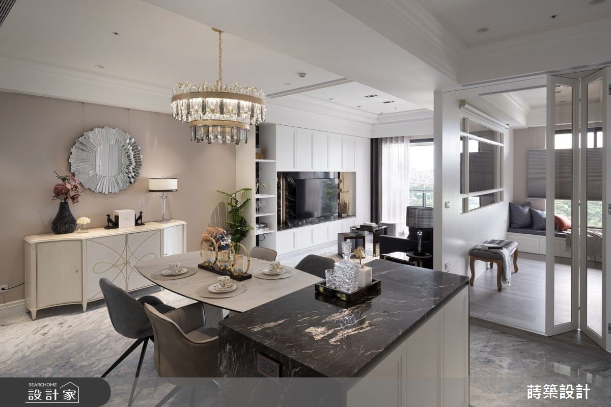 美式風新成屋以穿透式材質保有開闊，點綴大理石、鏡面和線版吐露低調奢...