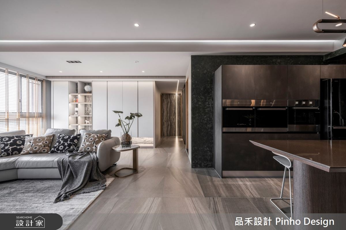 37坪現代宅擁攬舒適生活！沈穩黑開放式餐廚、敞亮客廳創造家人共享的開...