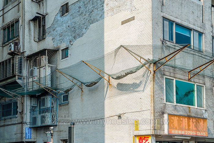 東北風狂吹 須注意大樓磁磚剝落