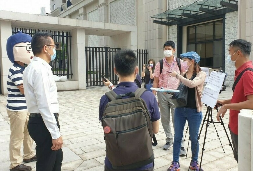 年薪百萬? 300通電話得到1次帶看！ 99次被拒換1次成交機會！