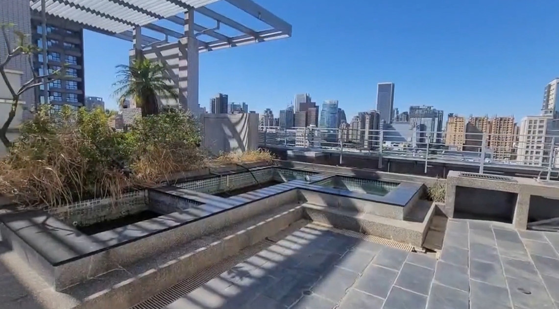 獨／前物業沒維護泳池變青苔池 管委會求償維修費