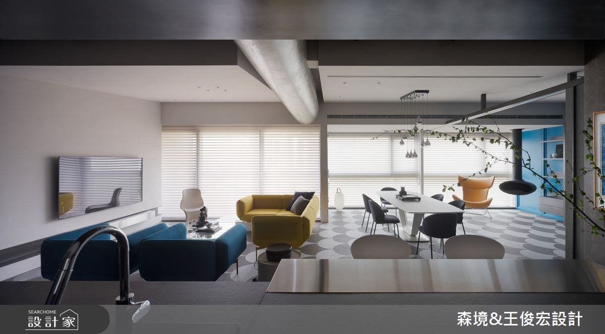 現代宅內的對比色美學！湛藍與芥黃為下半輩子挹注一絲活力