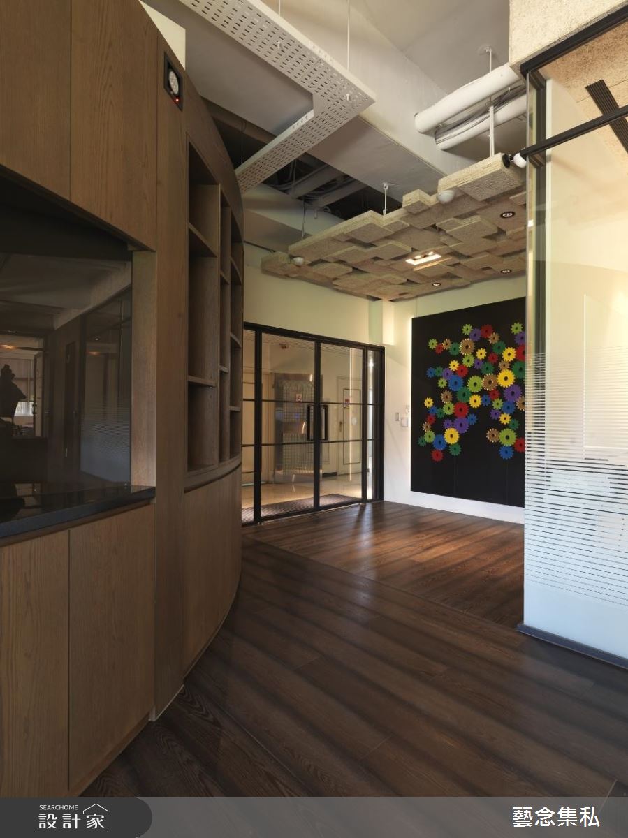 從屋主喜好出發，有機型態修飾銳角、實現自然感辦公空間