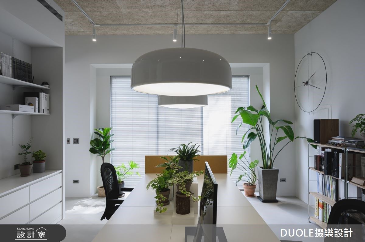 在中島吧台與陽光餐桌辦公！水磨石與綠色植形塑讓員工有歸屬感的質感工業風