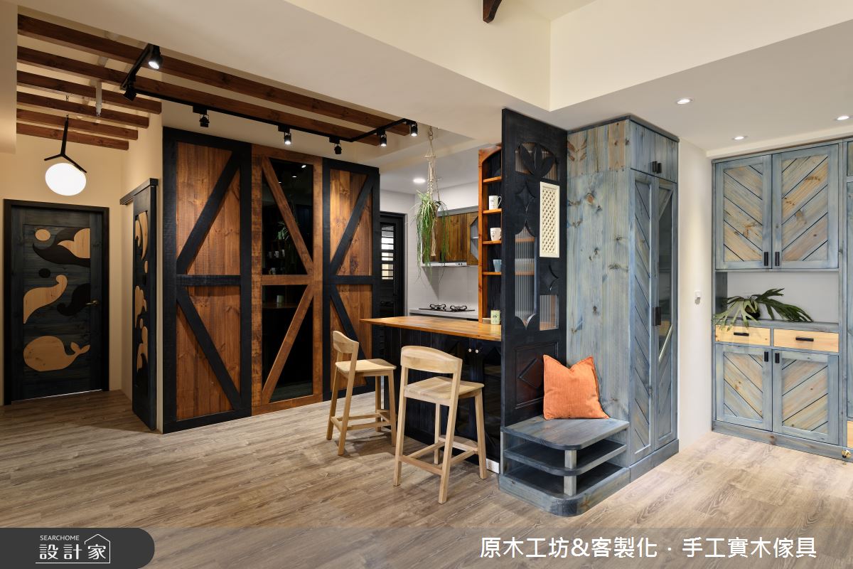 原木輕工業風的海洋魅力，中島取代餐桌更加凝聚情感