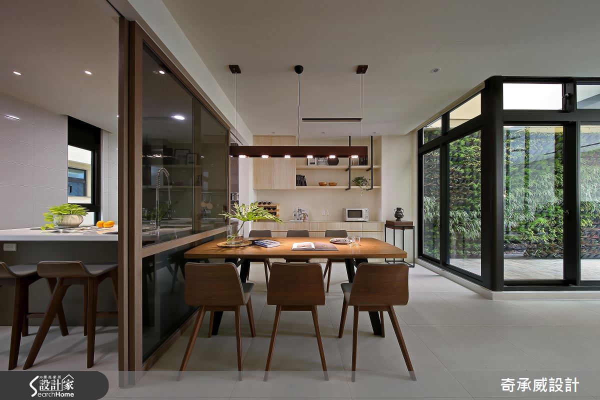 用金色日光沐浴 由綠意編織的 90 坪透天玻璃屋