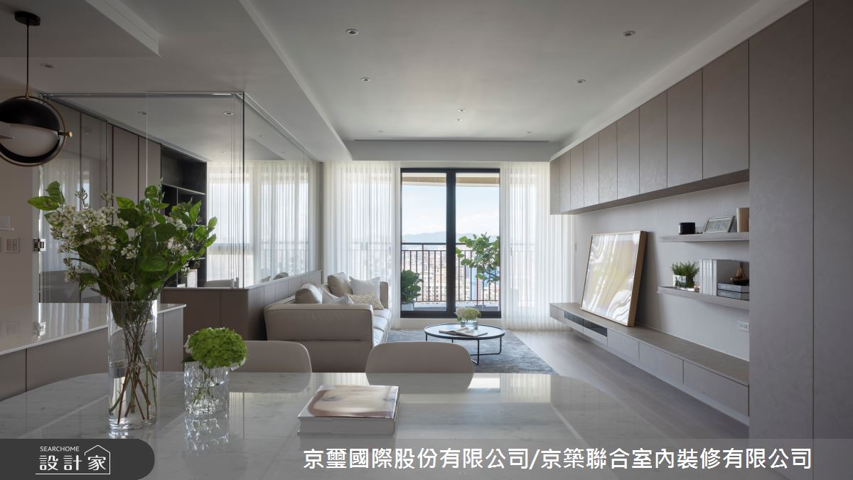 二代宅裡海外遊子成家、家人團聚！玻璃書房與開放廚房放大空間，並讓中...