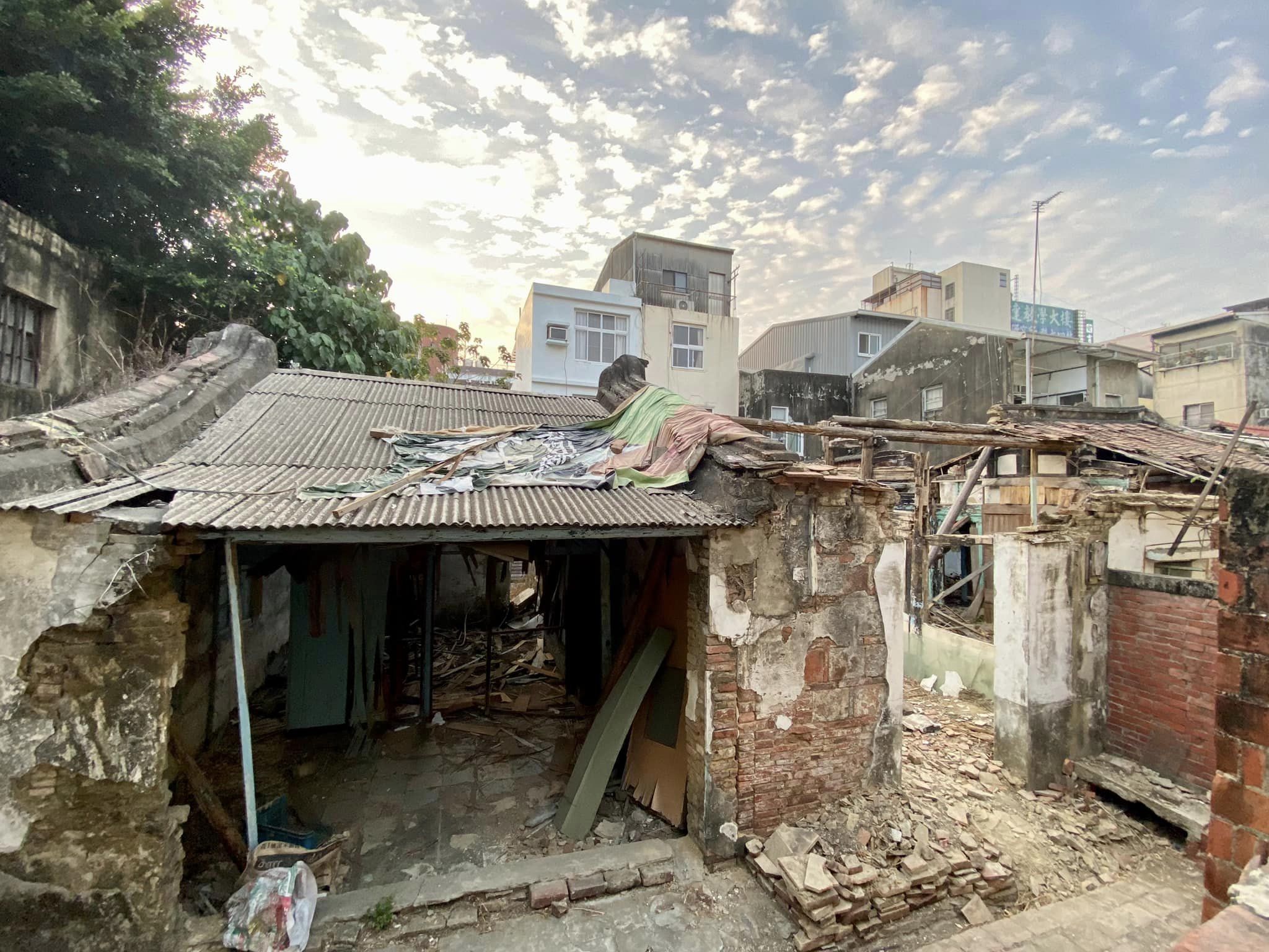 台南雜草「老宅」租金1萬 網狂虧：老宅和破厝不一樣