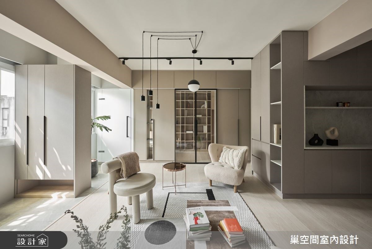 台北信義區老屋改造後，日光盈滿大地色居家，開放式書牆、療癒臥榻、L型...