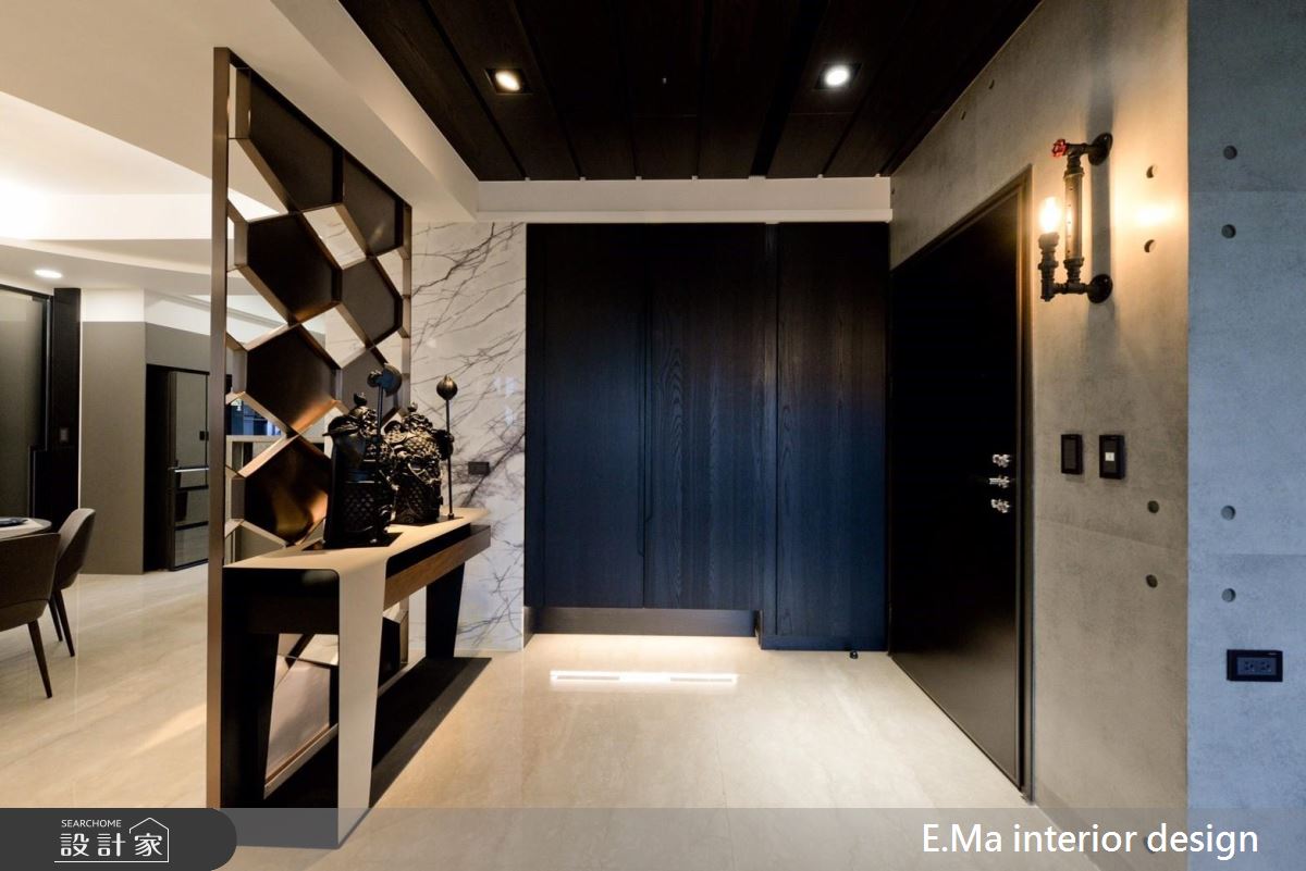 帶你一窺室內設計師的家！帥勁沉穩兼具的 5 口三代宅