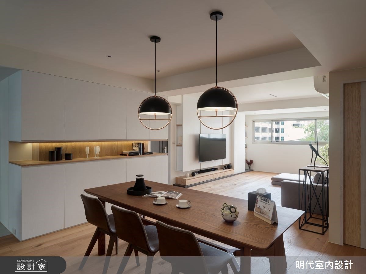 老屋化身28坪簡約風親子宅！純白、木質色調裡，看見最需要的機能與空間感