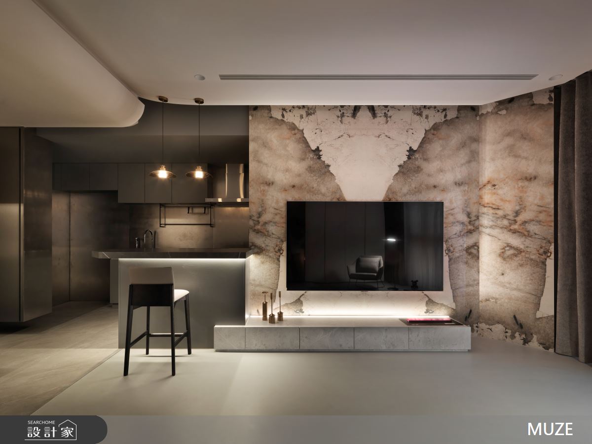 揭開電影序幕般現代風尚宅！對稱拚花電視牆、中島串客餐廳動線，燈帶醞...