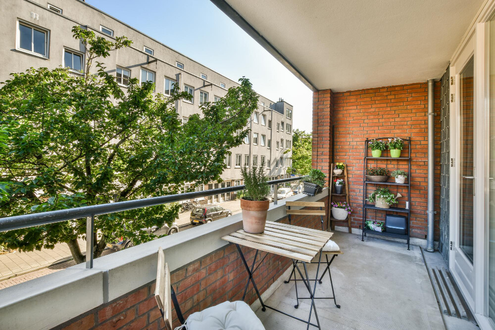 陽台被視為住宅的「肺」，肩負納光、納風、納氣的重要任務，也是居家風水中最重要的「明堂」所在。（圖片來源：freepik）