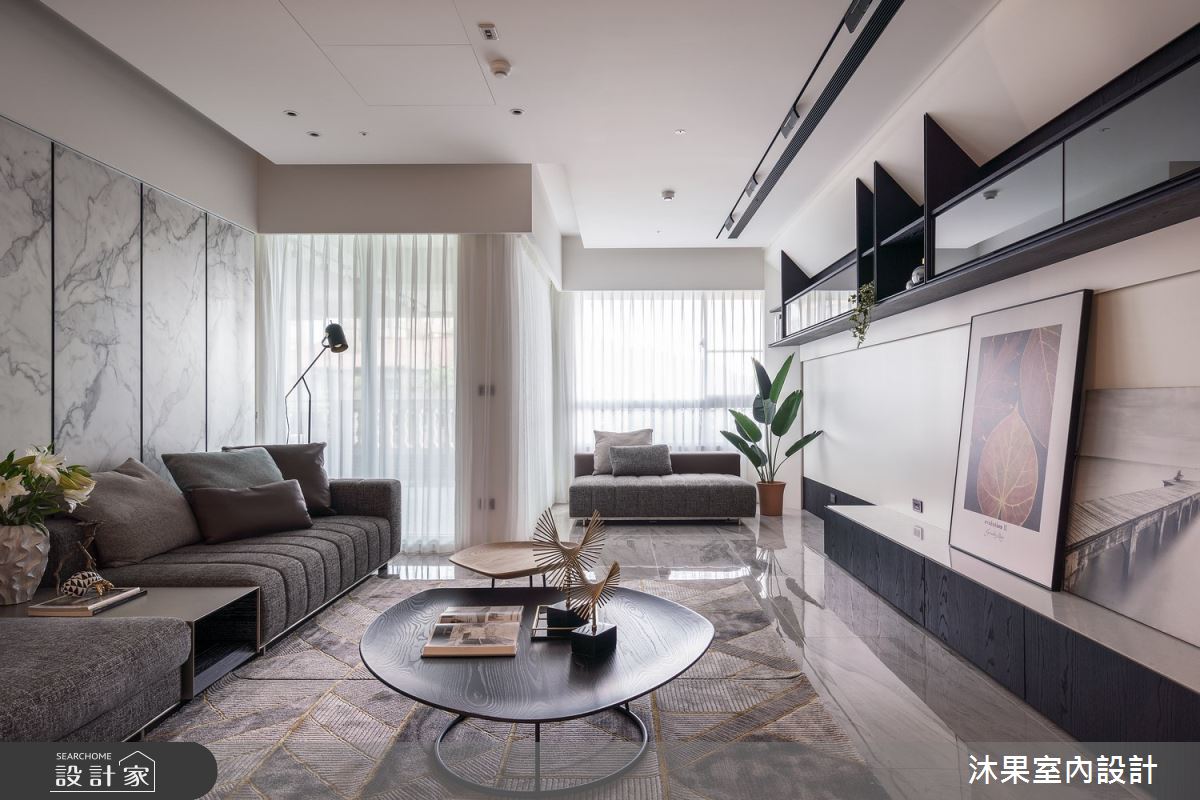 光打亮優雅現代風家居！藝術磚面與鐵件刻劃美學視感，暈黃光源映照出溫...