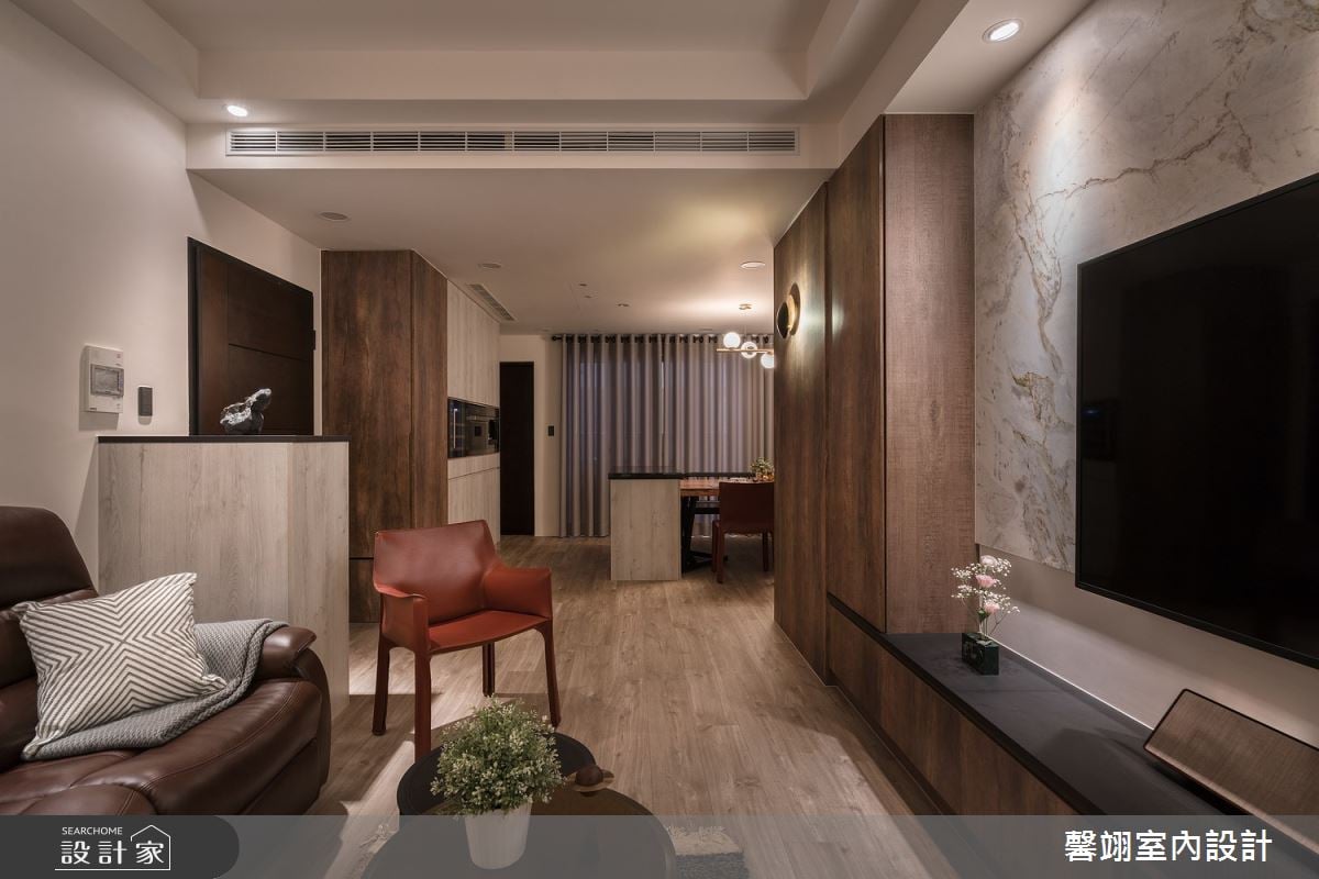 胡桃木打造獨具魅力的英倫魅力風！隱藏式收納結合展示空間，給最愛的模...