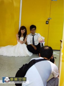 新人迷你倉庫拍婚紗，網友開玩笑：要直接入洞房嗎？