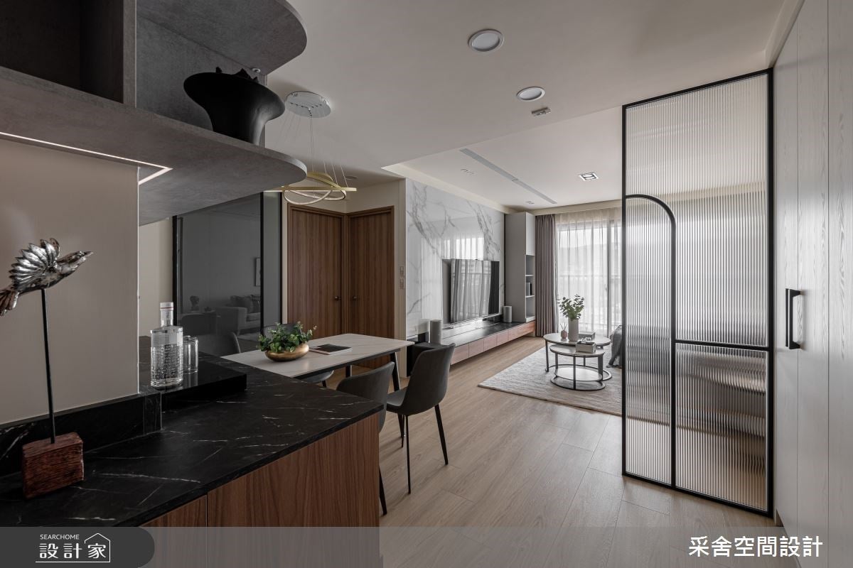 桃園新成屋客變，調整沙發、書房位置，空間超放大，美型展示收納再讓電...