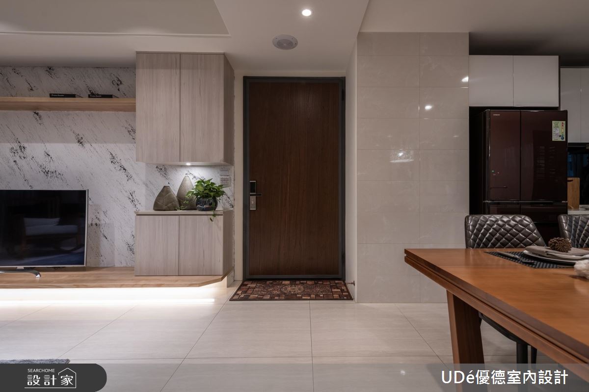 一扇門兼顧風水和隱私！小家庭混搭宅的輕盈收納