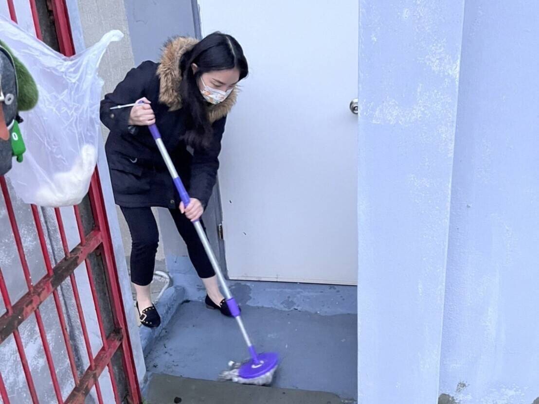 信義房屋民生店專案經理譚雅文協助成交多時的屋主排除屋頂的積水，以免屋內滲漏水更加嚴重。