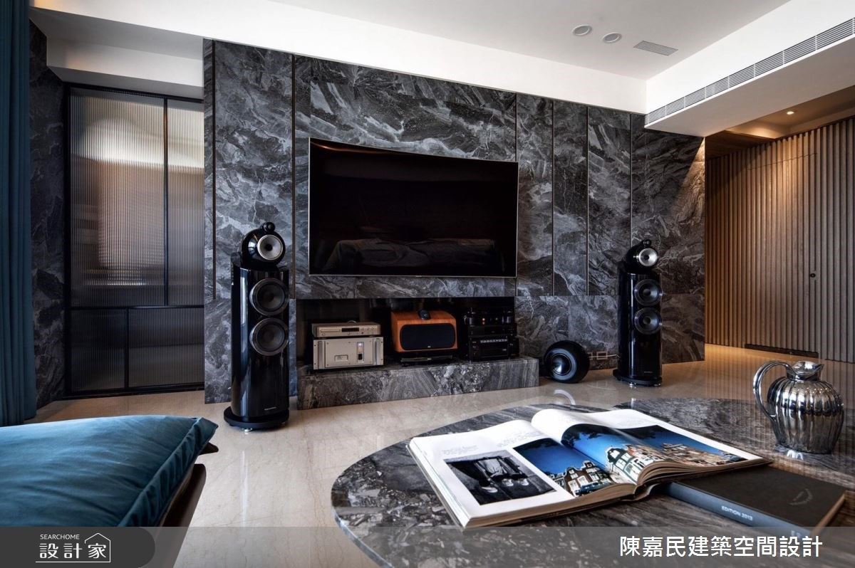 走入男醫師的大器豪宅！以磅礴石材與藍絲絨聯手，打造攝影與音樂交織的...