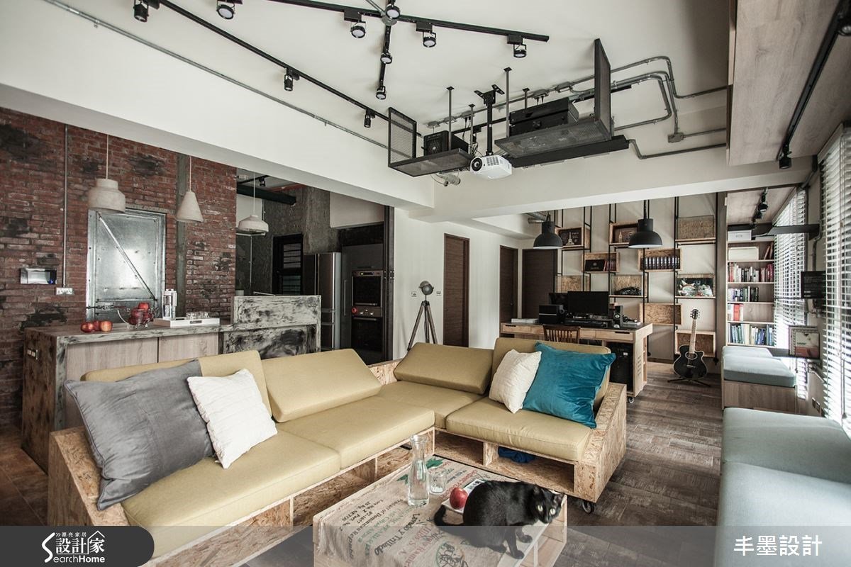 兩人兩貓的全開放工業風住宅！家庭影院、小酌談天、聚會開趴都舒適